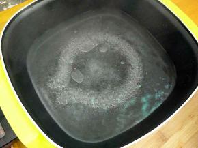 锅中坐水，加入盐，几滴油。