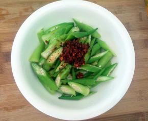 加入生抽、醋、油辣椒、香油拌匀即可