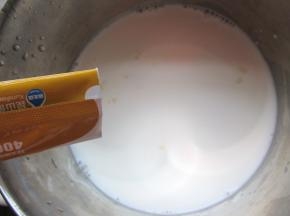 把牛奶里加入乳酸菌和白糖。
