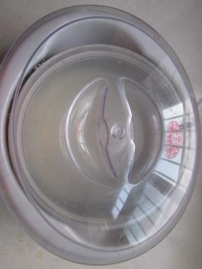 放入酸奶机，盖上盖子。