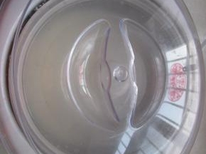 放入酸奶机，盖上盖子。