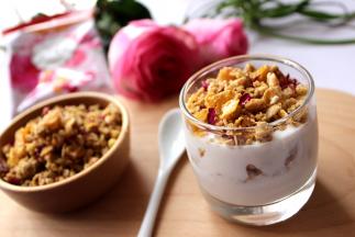 把酸奶放入杯子，加入玫瑰谷物即可。