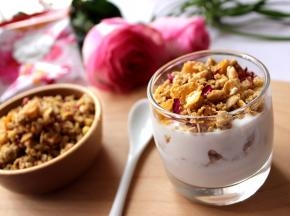 把酸奶放入杯子，加入玫瑰谷物即可。