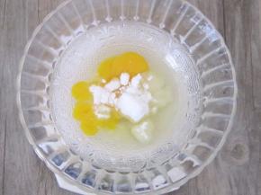 鸡蛋打散加入玉米油、糖粉、炼乳拌均匀