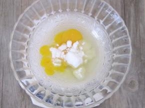 鸡蛋打散加入玉米油、糖粉、炼乳拌均匀