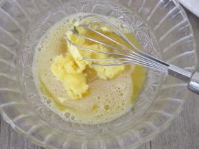 放入黄油搅拌均匀。