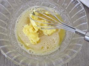 放入黄油搅拌均匀。