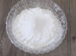 将马铃薯淀粉、低筋面粉、泡打粉混合过筛到蛋液中。