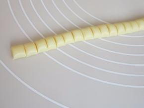 搓成长条，用刀切成小段。