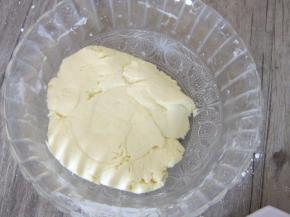 用刮刀翻拌均匀，成软硬适度的面团，硬了适当加点蛋液，软了加淀粉。