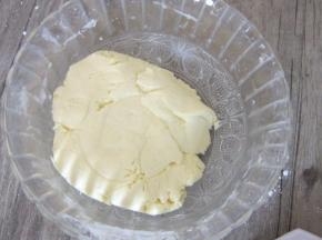 用刮刀翻拌均匀，成软硬适度的面团，硬了适当加点蛋液，软了加淀粉。