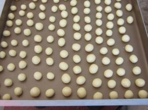 一个个的搓成小圆球，这一步要有点耐心才行。