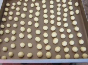 一个个的搓成小圆球，这一步要有点耐心才行。