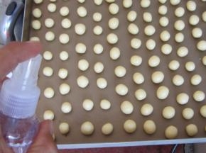 搓好的面团喷些水放入预热好的烤箱160度20分钟左右。