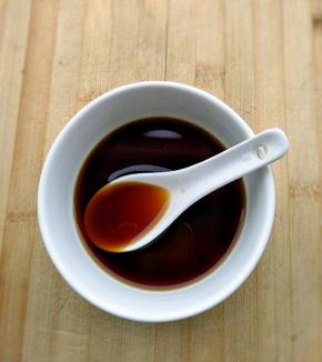 陈醋，生抽，白糖倒入碗中拌匀，隔水融化白糖，放凉备用。