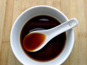 陈醋，生抽，白糖倒入碗中拌匀，隔水融化白糖，放凉备用。