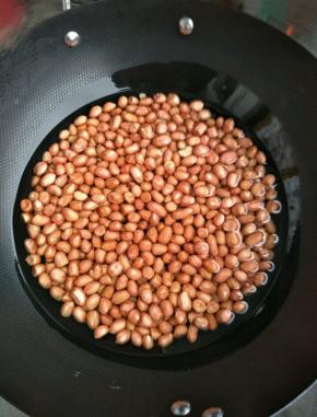 热锅凉油，下花生。