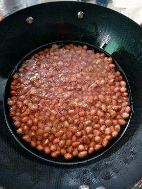 小火炸至花生表皮破裂。