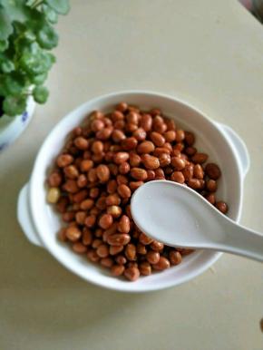 趁热淋上白酒(花生爽脆的小秘诀哦