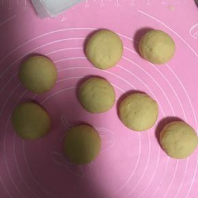 9.将黄色面团排气，揉匀后分割成7个35克每个的面团，剩下的备用