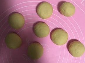 9.将黄色面团排气，揉匀后分割成7个35克每个的面团，剩下的备用