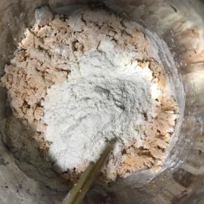 3.加入200克面粉搅拌成絮状。