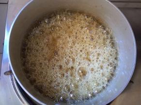 开始煮糖浆，将细砂糖，水，麦芽糖放入锅里，用小火加热，直到细砂糖溶解，糖浆出现浓密泡沫