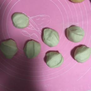 10.将白色面团用上述方法分割成7个，每个30克