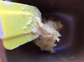 揉匀，揉成湿润的面团，如图所示黏软状态