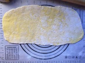 分成两份擀成0.2cm的薄片