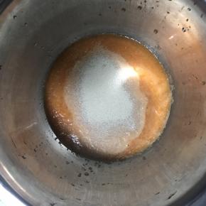 2.将胡萝卜汁倒入盆中，加入2克酵母搅拌均匀。