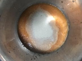 2.将胡萝卜汁倒入盆中，加入2克酵母搅拌均匀。