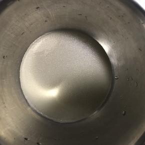 5.白色面团的制作过程，清水中加入2克酵母，搅拌均匀。