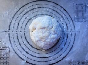 面板上撒上玉米淀粉，揉圆，松弛15分钟