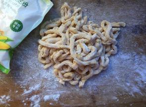 撒上玉米淀粉，防止粘黏