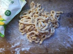 撒上玉米淀粉，防止粘黏