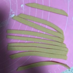 17.将剩余的黄色面团擀薄，切条