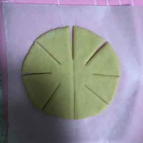 13.再用刀进行分割，喜欢花型密，就分割的份数多些，喜欢花型稀疏一些，就分割的份数少些，总之一个原则，分割的份数要是3的倍数切记！