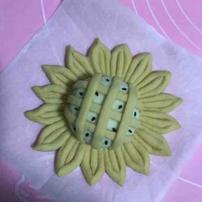 19.在空隙处放上黑芝麻装饰，其余的依照上述方法做好！