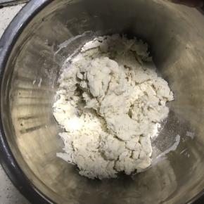 6. 加入中筋面粉，搅拌均匀