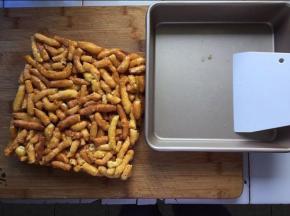 等萨其马完全冷却后，脱模切成小块即可