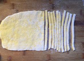 切成条状，（一定要切细一点，我这个有点粗了）