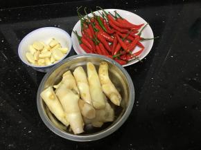 嫩姜洗净，掰成小块，方便入味，也可以掰大块一些，小米椒洗净，大蒜剥了30瓣左右，这些食材洗净就行了，不用沥干水份，这次我用的生水泡制