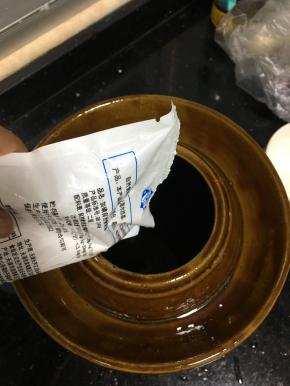 坛子是洗干净了的，里面加了四碗清水，一包盐先放一半