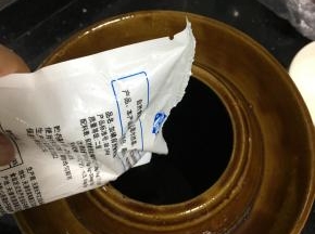 坛子是洗干净了的，里面加了四碗清水，一包盐先放一半