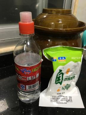 准备一个坛，二锅头白酒，一包盐。坛子要保证千万不能粘油