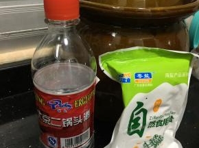 准备一个坛，二锅头白酒，一包盐。坛子要保证千万不能粘油