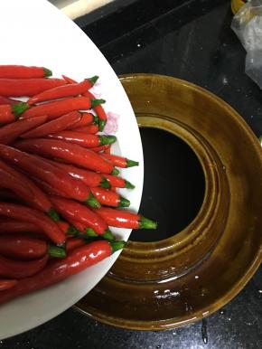 接着加入处理好的小米椒