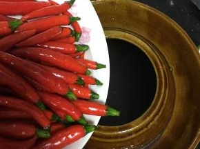 接着加入处理好的小米椒