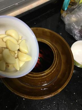 倒进大蒜一起泡进去